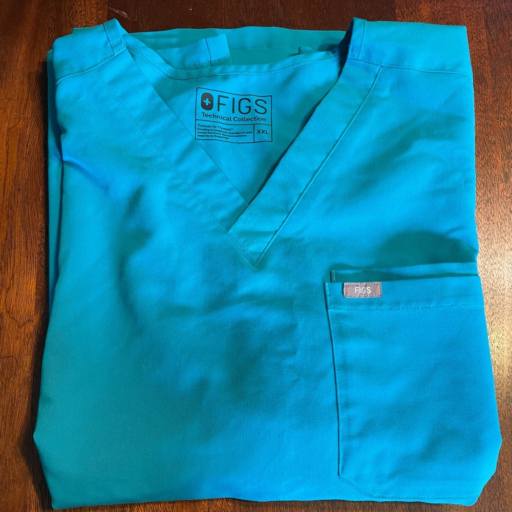 FIGS Leon Two-Pocket Scrub Top
